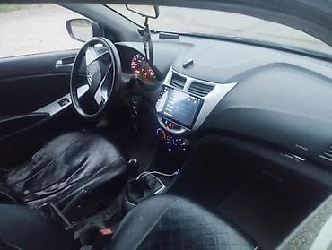 арзан машине: Hyundai Solaris: 2011 г., 1.4 л, Кол менен иштөөчү, Бензин, Хетчбек — 1