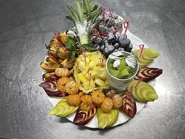 букет срочно: Фруктовая ассорти‑тарелка с художественной нарезкой. Состав: - Ананас — 1