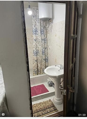 Посуточная аренда комнат: Сдается небольшая студия с собственным санузлом и мини-зоной кухни — 1