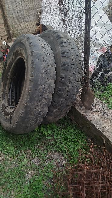 шины грязевые: Две грузовые шины с внедорожным протектором. Характеристики: - — 1