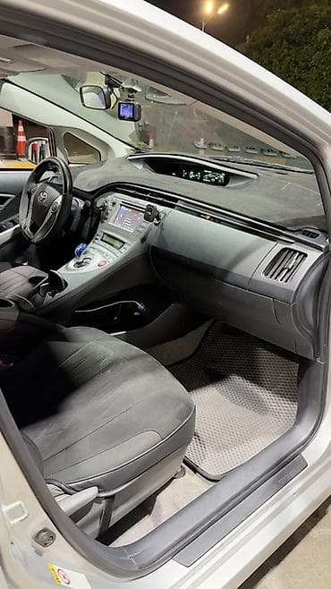 неделю: Toyota Prius: 2012 г., 1.8 л, Вариатор, Гибрид, Хэтчбэк — 5