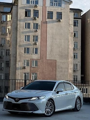Toyota Camry: 2017 г., 2.5 л, Вариатор, Гибрид, Седан — 1