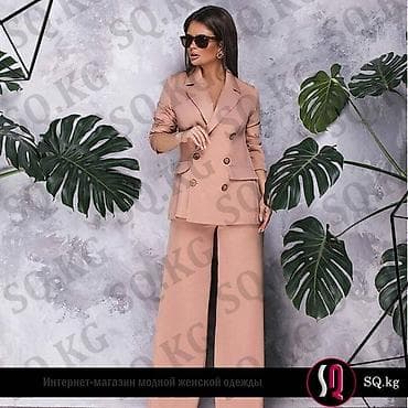 Стильный костюм-двойка с двубортным пиджаком и широкими