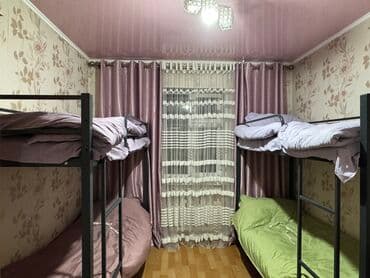посуточно дом: 🏡 Hosteen Hostel в Бишкеке Двухэтажный дом с зелёным двором, 🍳 общая — 3