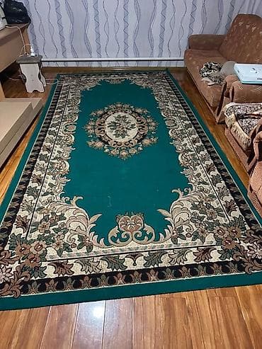 Ковер классический с бордюром и центральной медальонной розеткой. - — 1