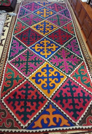 бу парда: Килем Колдонулган, Кийиз, Кыргызстанда жасалган, Бөлүп төлөө — 2