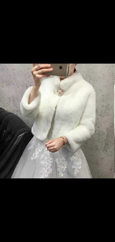 срочно продаю в связи с переездом: Продаю белые шубки — 1