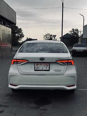 новые моторы: Toyota Corolla: 2022 г., 1.8 л, Вариатор, Гибрид, Седан — 4