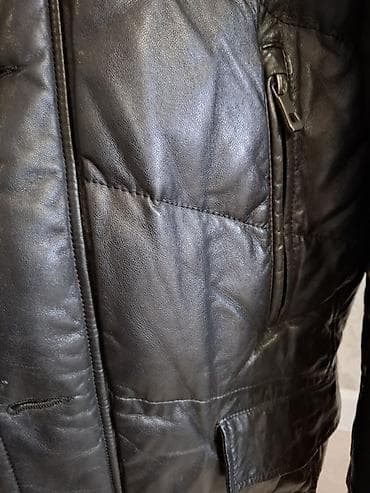 ниже: Мужская зимняя куртка-пуховик из эко-кожи с капюшоном и опушкой - — 4