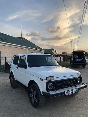 Унаа: ВАЗ (ЛАДА) 4x4 Niva: 2010 г., 1.7 л, Кол менен иштөөчү, Бензин, Жол тандабас — 2