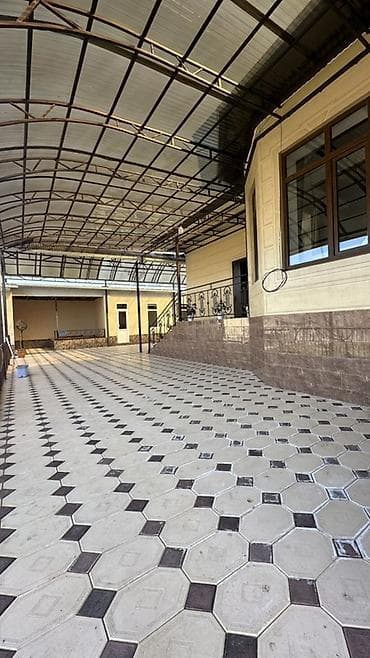 дом кантенер: Просторный одноэтажный дом с крытым двором и благоустроенной — 4