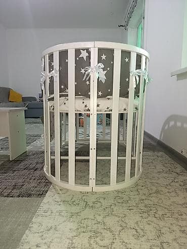 бортики в кроватки с: Детская кроватка-манеж овальной формы с мягким защитным бортиком - — 3