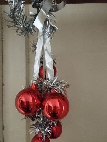 Гирлянды: Продаю новогодние игрушки. - Красные глянцевые шарики разных размеров — 10