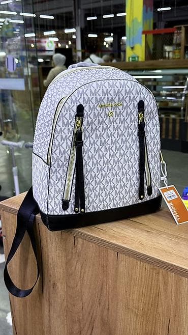 кожаные пиджаки: Рюкзак Michael Kors с монограммой MK - Форм‑фактор: компактный — 1