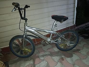 BMX/фристайл велосипед с компактной рамой из металла и 20-дюймовыми