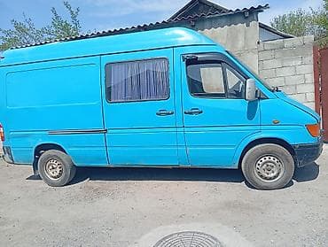 кабина мерс гигант: Легкий грузовик, Mercedes-Benz — 2