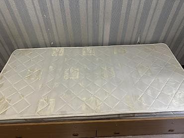 small table: Односпальная кровать с матрасом и выдвижными ящиками, есть изголовье — 3