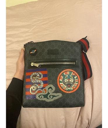 Барсетка, Gucci, Материал: Искусственная кожа, Застежка на молнии, Регулируемый ремень, Множество карманов, Новый at lalafo.kg Барсетка, Gucci, Материал: Искусственная кожа, Застежка на молнии, Регулируемый ремень, Множество карманов, Новый