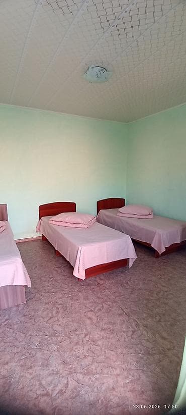 Посуточная аренда: Номера от двух до 4х персон. В каждом номере есть душ, туалет — 3