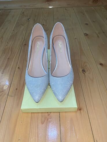 Продаю женские туфли на каблуке, серебристого цвета, с блестками
