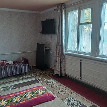 частный дом: Продаётся жилой дом с большим двором и хозяйственным двором. Основные — 4