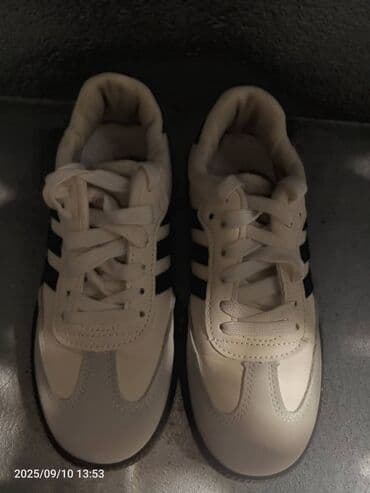 прокат национальных костюмов для детей: Кроссовки унисекс, светло‑кремовые с черными боковыми полосками. - — 6