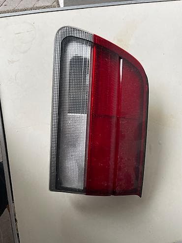 Задний правый на крышке багажника тойота калдина st-190-195 at lalafo.kg Задний правый на крышке багажника тойота калдина st-190-195