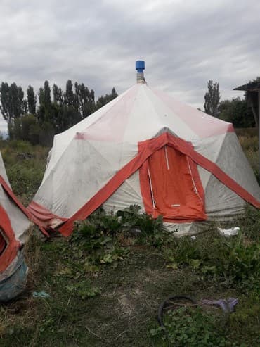 срочно продаю в связи с переездом: Палатка большая. боз уй в хорошем состоянии поместятся 4 кровати — 4