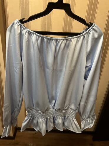 джинсы на девочку: Продаю стильную кофту крестьянку,в нежно голубом цвете — 1