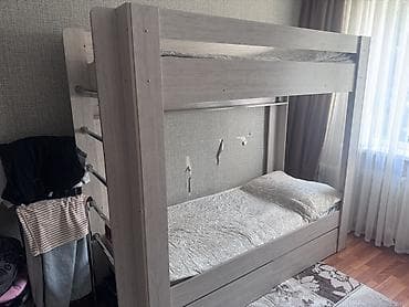Двухъярусная кровать из ЛДСП в светлом древесном оттенке. - Верхний