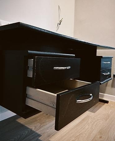 двухъярусная кровать и письменный стол: Офисный стол, Б/у, Нерегулируемый, цвет - Черный, Прямоугольный, Самовывоз, Платная доставка — 2