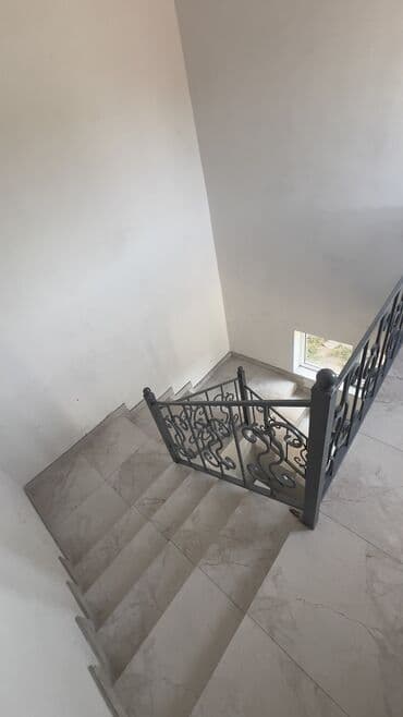 продаю офис 107 м² с ремонтом с мебелью административное здание 1 этаж: Сдаю Офис, 200 м², С отдельным сан узлом — 1