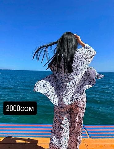 Личные вещи: Костюм женский из легкой ткани с принтом «доллары». Носила пару раз — 1