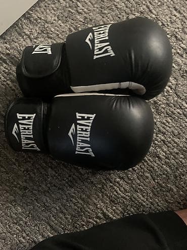 баксорский перчатки: Боксерские перчатки Everlast, черные (10-OZ) - Классическая форма и — 2