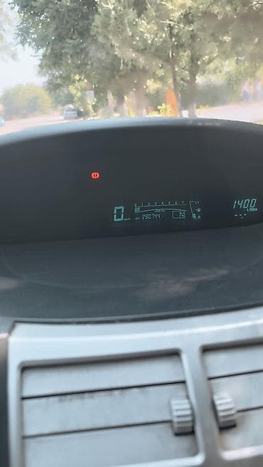 old man: Toyota Yaris: 2008 г., 1.3 л, Робот, Бензин, Хэтчбэк — 5