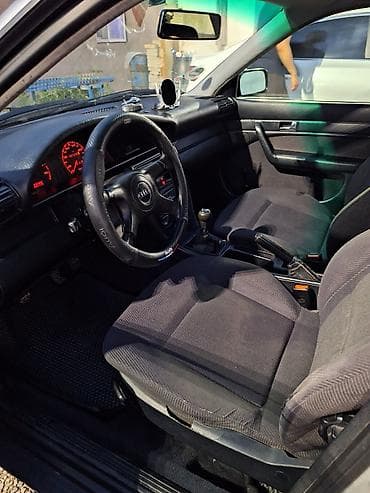 бмв е 60 салон: Audi 100: 1993 г., 2.6 л, Механика, Бензин, Седан — 4