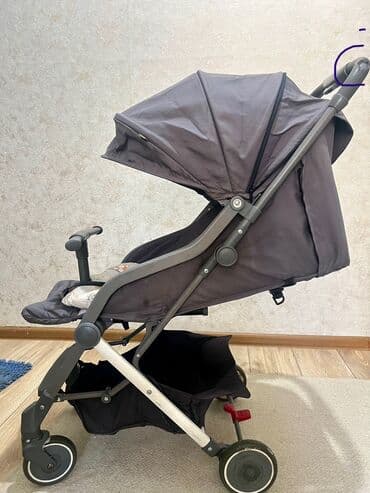 детская коляска с дождевиком: Коляска, цвет - Серебристый, Б/у — 2