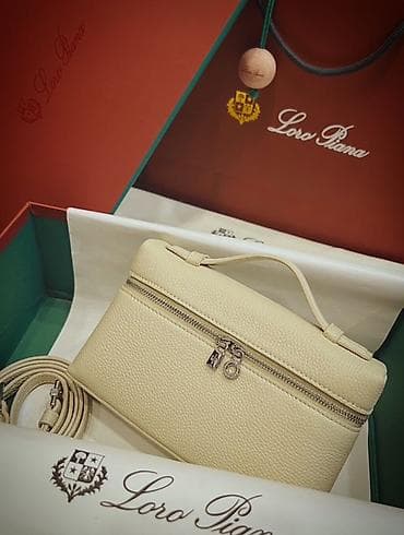 Сумки: Сумка Loro Piana Boxy Pouch
Образ с ней приобретает тихую роскошь😍 — 6