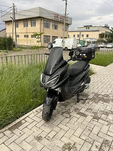 mr moto: Скутер/макси-скутер черного цвета с туристическим оснащением — 7