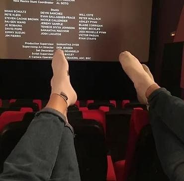 стулья театральные: Киносеанс в современном зале с удобными креслами и большим экраном. - — 1