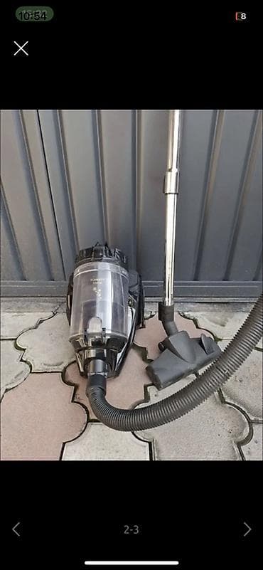 Пылесос циклонного типа с контейнером для пыли. Особенности: -