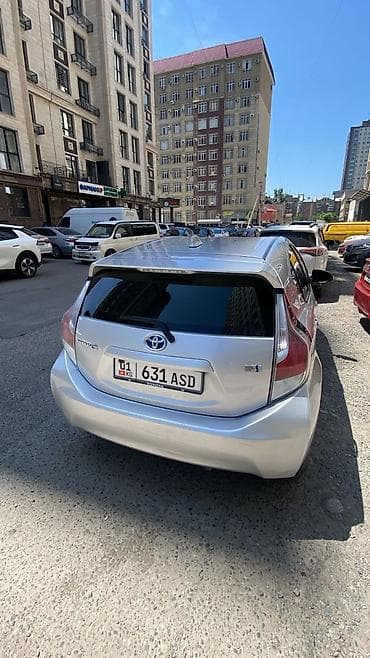 prius plus: Toyota Prius C: 2011 г., 1.5 л, Автомат, Гибрид, Хэтчбэк — 3