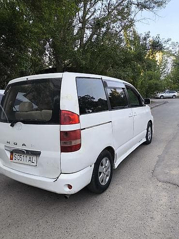 Toyota Noah: 2005 г., 2 л, Автомат, Бензин, Вэн/Минивэн — 6