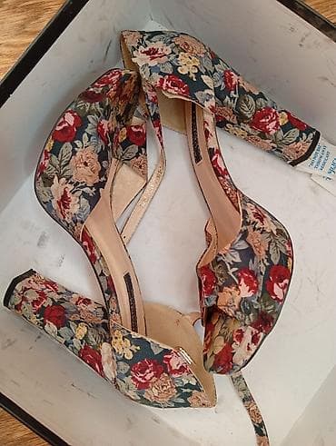 Угги: Женские босоножки на высоком толстом каблуке с открытым носком. - — 3