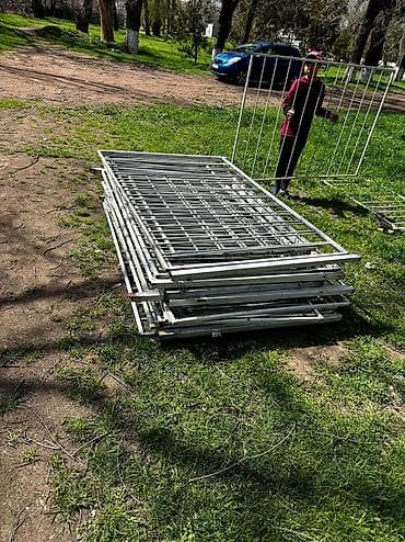 4 pot: Заборы металлические, 2 вида. Есть тяжелый забор с Толстого металла — 1