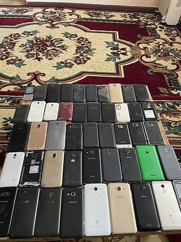 (Город Джалал абат)Лот из старых мобильных телефонов, разных мароке и