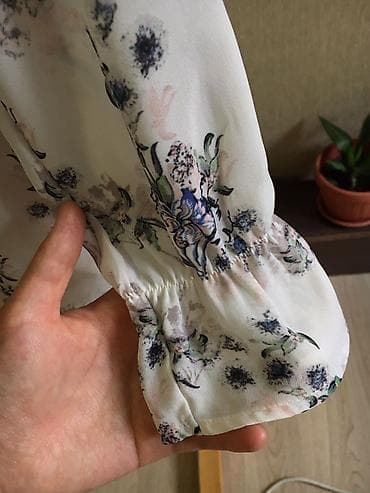 Жеке буюмдар: Нежная блузка с цветами Цвет: белый Состояние: 11/10(Нового) Размер — 5