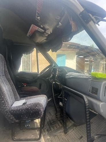oz lider: Mercedes-Benz Sprinter — пассажирский микроавтобус белого цвета с — 7