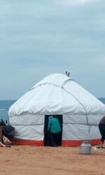 дом у реки: Продаю 2 юрты с металлическим каркасом. Размер: 4×40 Состояние — 3