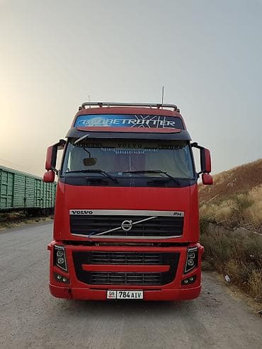 bmw 318: Тягач, Volvo, 2011 г., Тентованный — 1